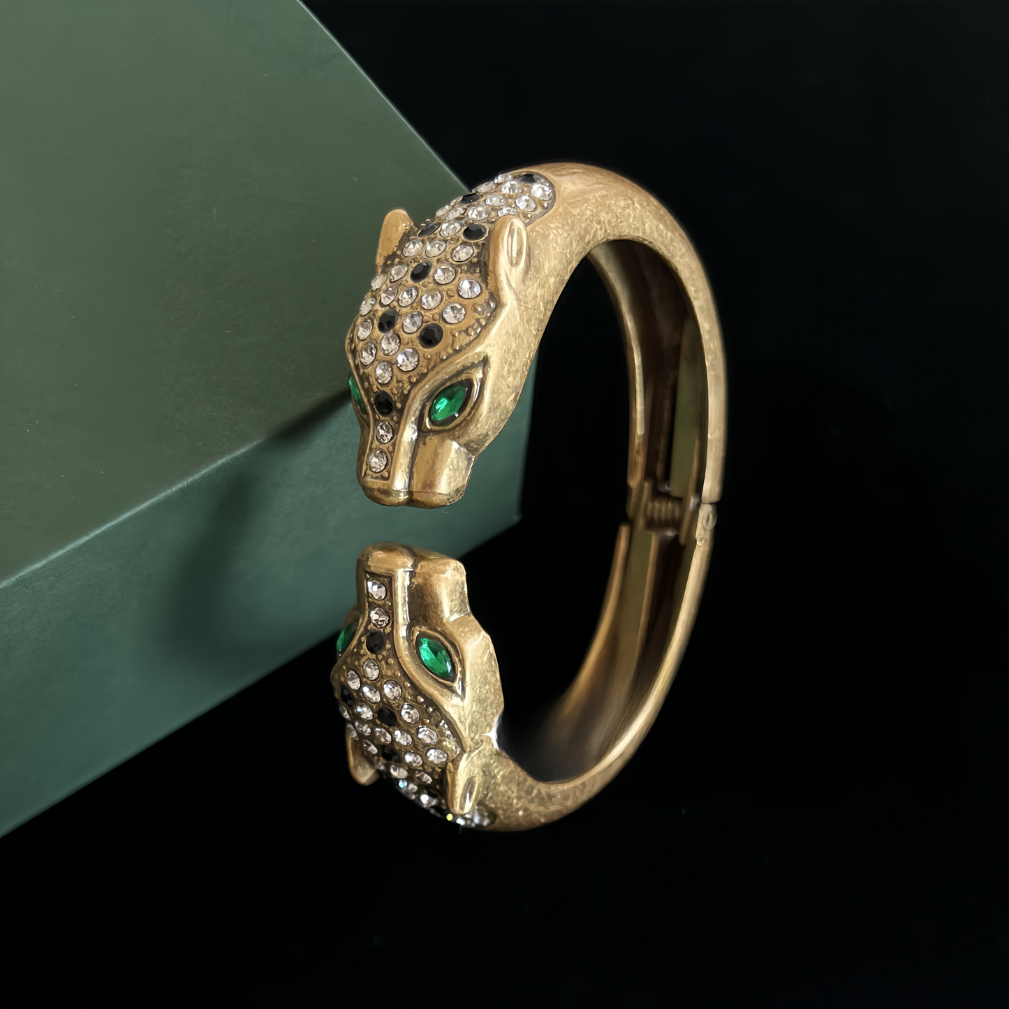 ➡️V  Bracelet 01